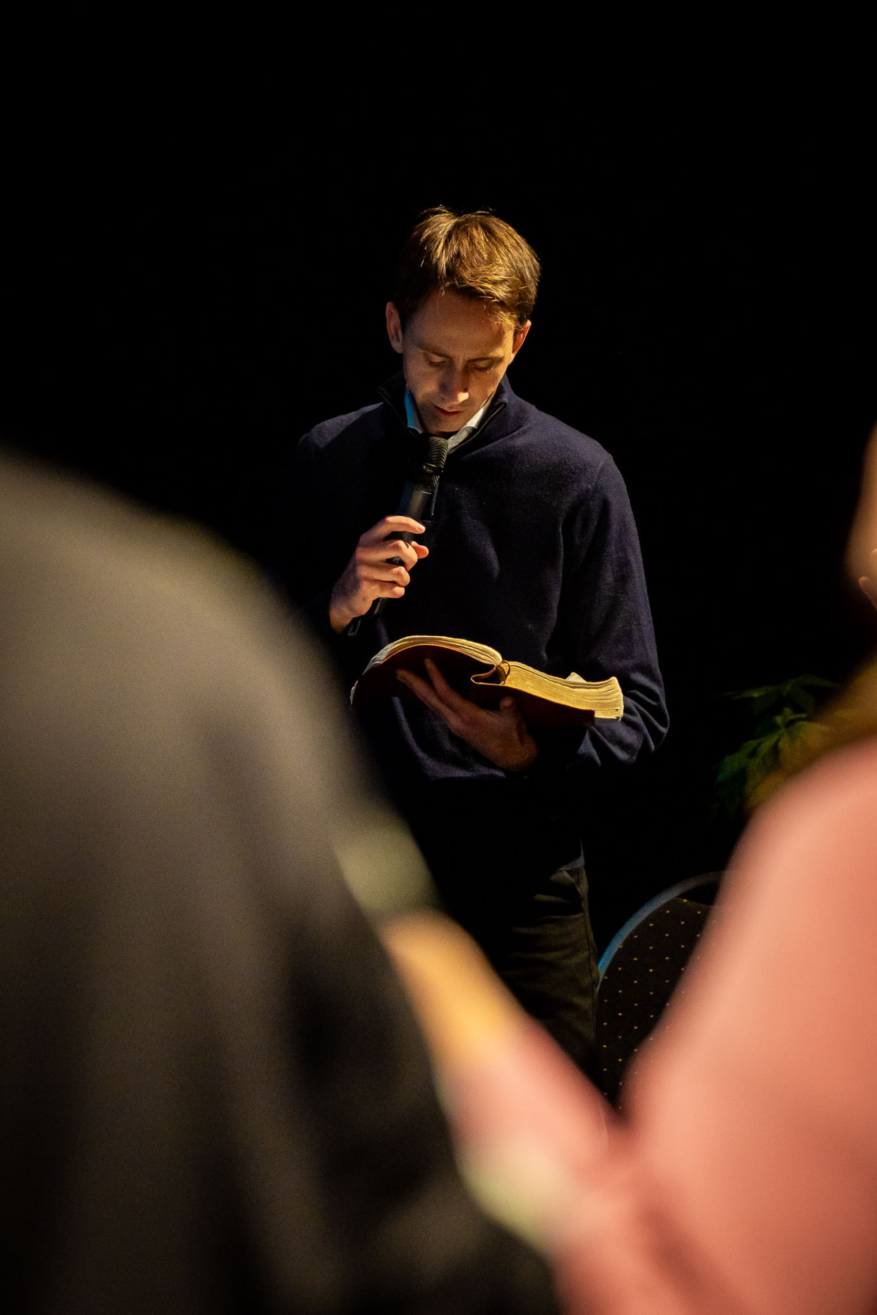 Jelthe Kloens leest uit de Bijbel tijdens een avond in Nijkerk