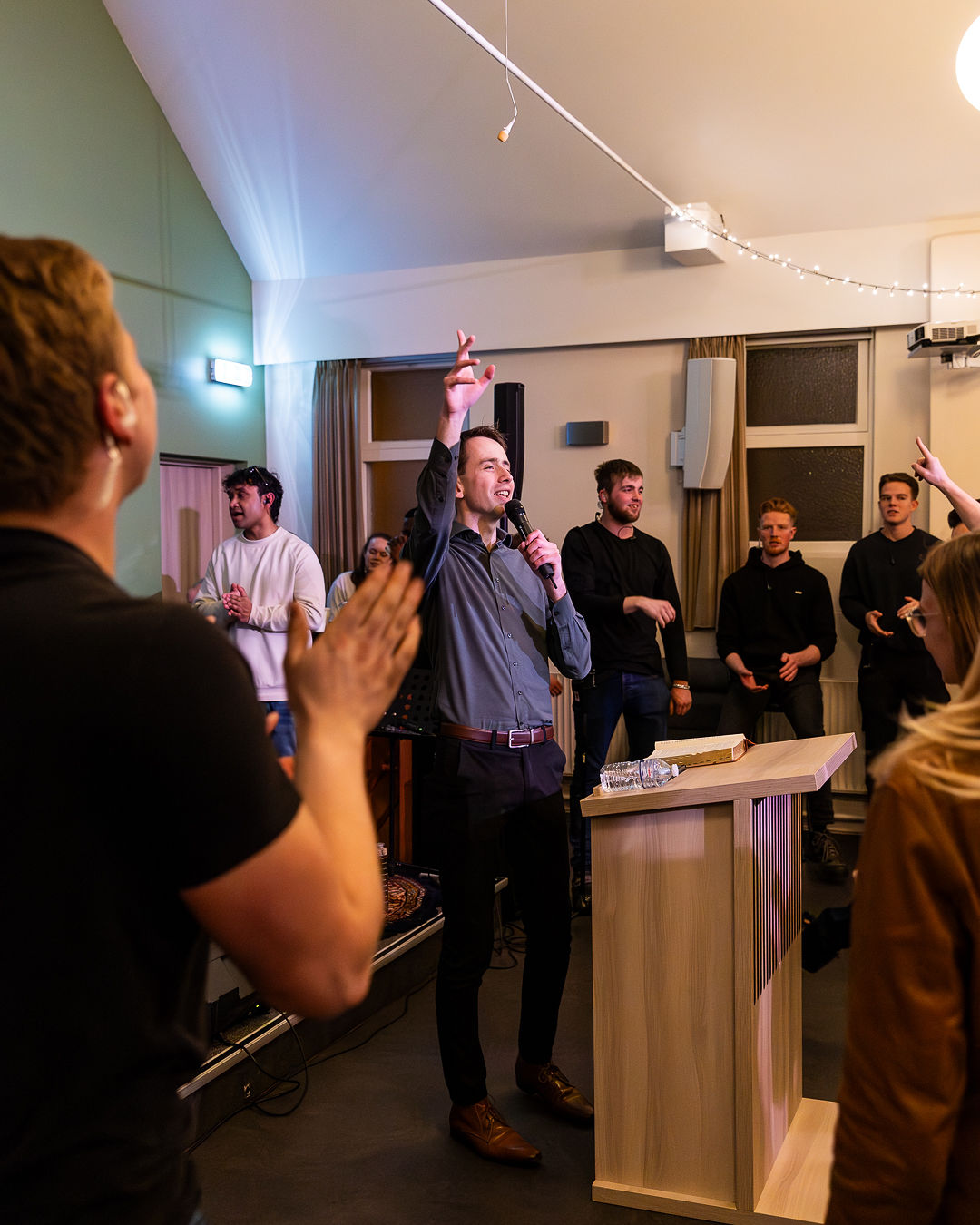 Jelthe Kloens spreekt met opgeheven hand tijdens een dienst in Drachten