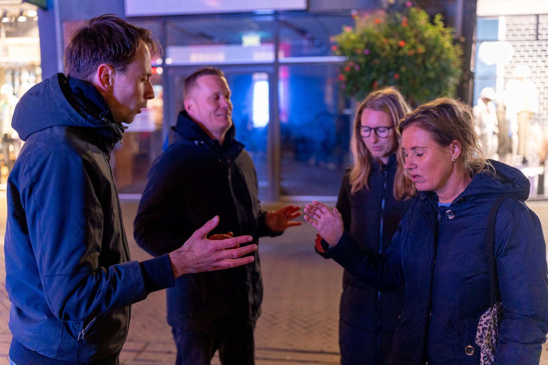 Gebed met voorbijgangers tijdens straatevangelisatie in Kampen
